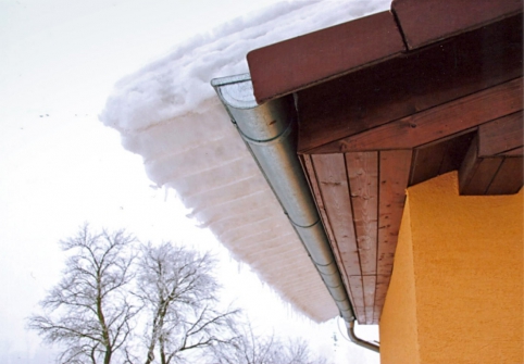 Obr. 8: Převis zmrzlého sněhu