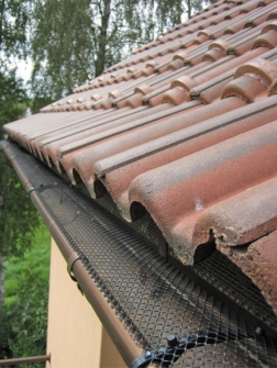 Obr. 9: Žlab se sítí proti listí po třech letech, žlabový systém PVC StabiCor