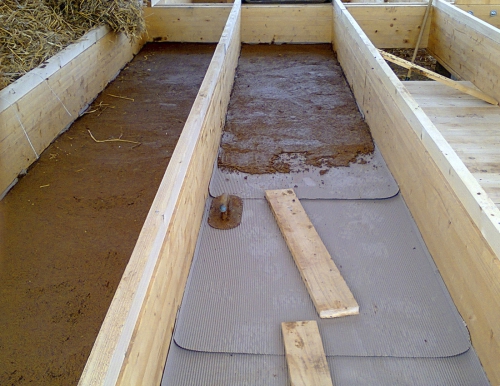 Obr. 10: Vyplňování podlahové desky – hliněná vrstva na fólii a bednění?