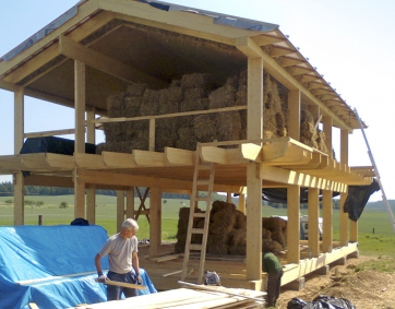 Obr. 11 a 12: Svislá nosná konstrukce, skelet z lepeného lamelového dřeva