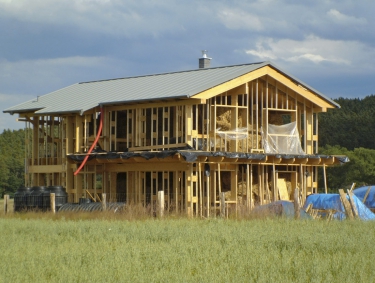 Obr. 11 a 12: Svislá nosná konstrukce, skelet z lepeného lamelového dřeva