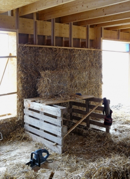 Obr. 13: Vyplňování stěn slaměnou izolací