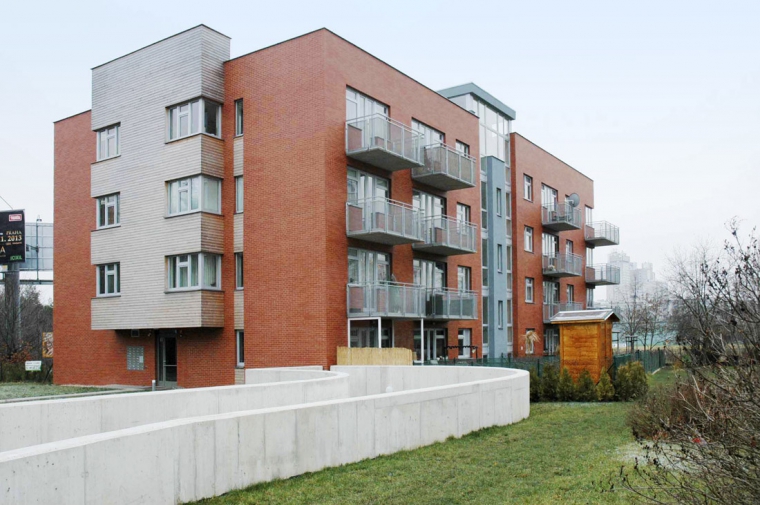 Obr. 1: Obytný dům s podzemním garážovým podlažím (nájezd do garáží zvenčí)