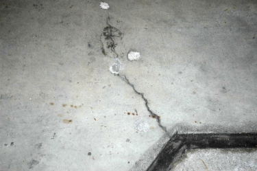 Obr. 2: Trhliny v základové desce vycházející od dilatační spáry