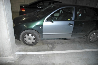 Obr. 4: Trhliny v základové desce v okolí sloupů spolu s výluhy z betonů; trhliny lemují přibližně tvar základové patky pod deskou