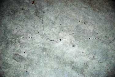 Obr. 5: Větvení trhlin v základové desce