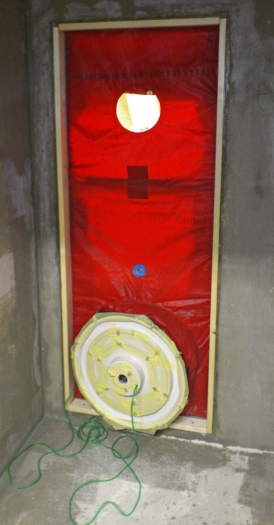 Obr. 2: Osazené zařízení z prostoru komory