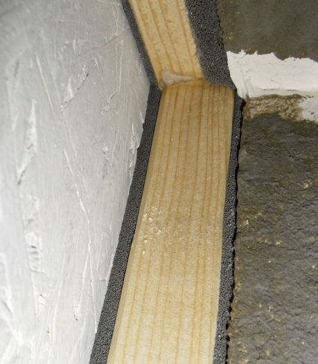 Obr. 3: Uchycení vzorku B-3 ke komoře za pomoci komprimačních pásků; pohled z komory