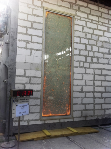 Obr. 2: Zkouška zasklení pro KCEV, 4000x1200 mm s hliníkovým rámem, začátek testu