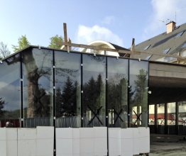 Obr. 5–7: Montáž prosklení KCEV ve Vrchlabí