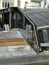 Obr. 5–7: Montáž prosklení KCEV ve Vrchlabí