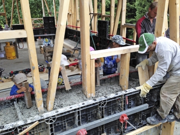 Obr. 3: Hutnění konopného betonu