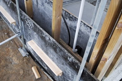 Obr. 9: Vodoinstalace ve stěně