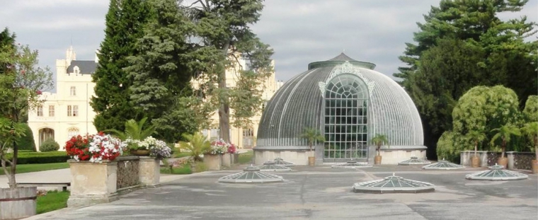 Obr. 2: Pohled na terasu se skleněnými šupinovými světlíky směrem k Palmovém skleníku 