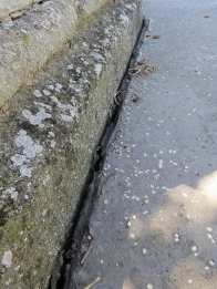 Obr. 4 a 5: Spáry, kterými se může dostávat voda do stropních konstrukcí i zdiva, vznikly při okrajích asfaltového povrchu terasy a mezi okolními konstrukcemi (zábradlí, schodiště, ozdobné prvky atd.)
