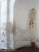 Obr. 6 a 7: Zaústění dešťové vpusti terasy do odvodňovacího kanálu, lokální koncentrace srážkové vody s projevy průsaku v interiéru