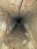 Obr. 10: Pokleslé dno kanálu a rozevření klenby – havárie