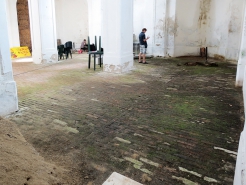 Obr. 13, 14 a 15: Odvod vody kanálkem v jílové vrstvě pod podlahou, patrná vlhčí podlaha v místě trasy kanálku