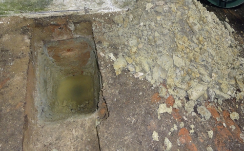 Obr. 16: Kopaná sonda podlahy – ustálená hladina vody v hloubce cca 0,5 m