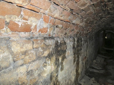 Obr. 17 a 18: Ze zahradního rozvodu vody dochází k výrazným únikům podél kanalizačního kanálu