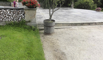 Obr. 20: Nevhodně spádovaný terén okolních ploch, dochází ke kumulaci vody při patě zdiva, které následně vniká ke konstrukcím objektu