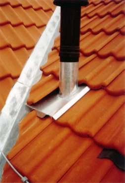 Obr. 2 a 3: Netěsný a těsný prostup