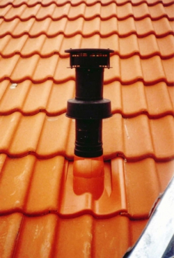 Obr. 2 a 3: Netěsný a těsný prostup