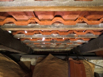 Obr. 4 a 5: V důsledku nesprávného položení krytiny (velké jednostranné spáry) snadno proniká sníh do podstřeší