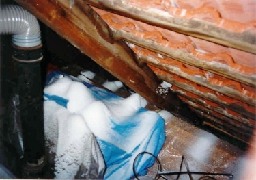 Obr. 4 a 5: V důsledku nesprávného položení krytiny (velké jednostranné spáry) snadno proniká sníh do podstřeší