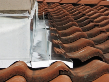 Obr. 6 a 7: Netěsné napojení prostupu na krytinu