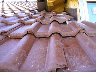 Obr. 6 a 7: Netěsné napojení prostupu na krytinu