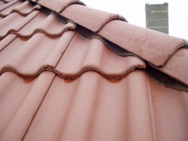 Obr. 10 a 11: Nedokončené krytí