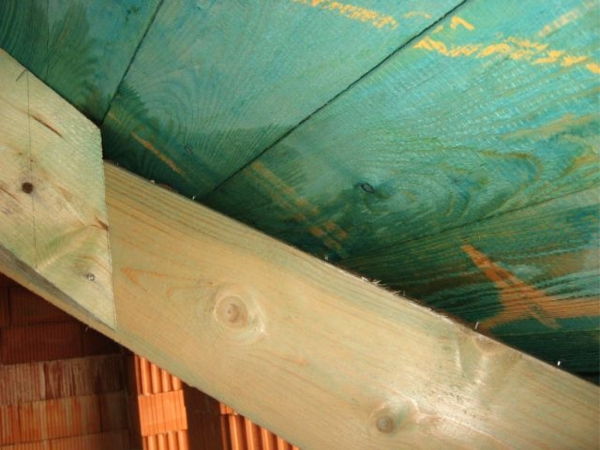 Obr. 13: Průsak vody fólií proraženou hřebíky