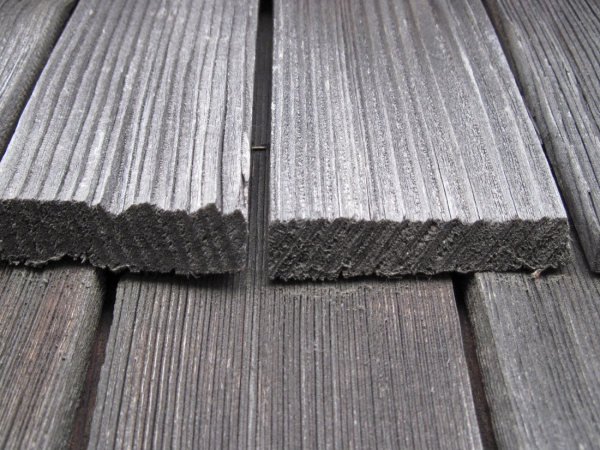 Obr. 1: Atmosférická degradace jehličnatého dřeva