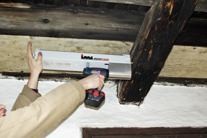 Obr. 6: Diagnostika poškození dřeva dvěma metodami: A – pomocí rezistografu, B – pomocí ultrazvuku (Foto Kloiber a Pánek).