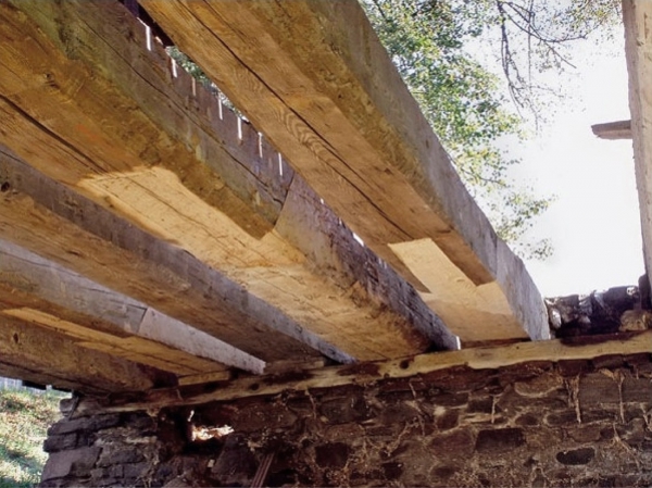 Obr. 9: Výměna poškozených záhlaví trámů protézováním při zachování nepoškozených částí