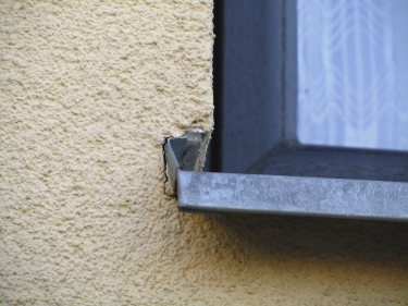 Obr. 1–4: Chybné napojení okenního rámu nebo parapetu (bez napojovacích lišt a těsnicích pásek) na stěnu či zateplovací systém – vliverm teplotní dilatace rámu nebo parapetu brzy dochází ke vzniku trhlin a následnému zatékání do konstrukce