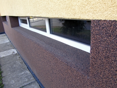 Obr. 1–4: Chybné napojení okenního rámu nebo parapetu (bez napojovacích lišt a těsnicích pásek) na stěnu či zateplovací systém – vliverm teplotní dilatace rámu nebo parapetu brzy dochází ke vzniku trhlin a následnému zatékání do konstrukce