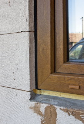 Obr. 5: Správné (a) a chybné (b) provedení napojovací spáry mezi oknem a nosnou stěnou