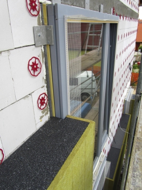 Obr. 6, 7: Detaily použití napojovacích lišt a pásek u stavby pasivního domu se zateplením (Isover TWINNER tloušťky 300 mm)