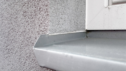 Obr. 11, 12: Boční ukončení parapetu zajišťující dilataci plechu a odkap stékající vody a jeho správné provedení