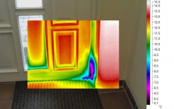 Obr. 13–15: Špatně seřízené kování, popřípadě netěsnou připojovací spáru termokamera nekompromisně odhalí