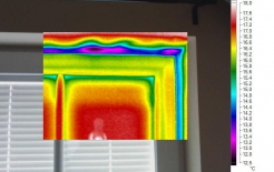 Obr. 13–15: Špatně seřízené kování, popřípadě netěsnou připojovací spáru termokamera nekompromisně odhalí