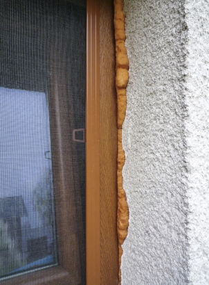 Obr. 5: Správné (a) a chybné (b) provedení napojovací spáry mezi oknem a nosnou stěnou