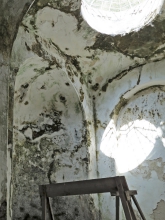 Obr. 24, 25 a 26: Rozsáhlé pokrytí vnitřních konstrukcí mikroskopickými houbami, mechy, lišejníky