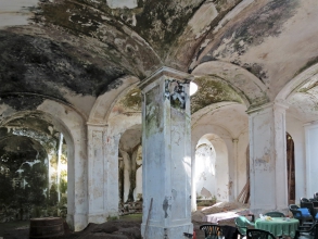 Obr. 24, 25 a 26: Rozsáhlé pokrytí vnitřních konstrukcí mikroskopickými houbami, mechy, lišejníky