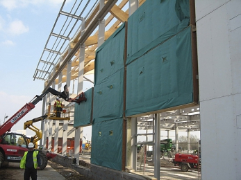 Za zmínku rozhodně stojí fasáda, na ni byl využit inovativní směsný materiál Hemclad, který má svůj původ ve vápenci kombinovaném s konopnými vlákny