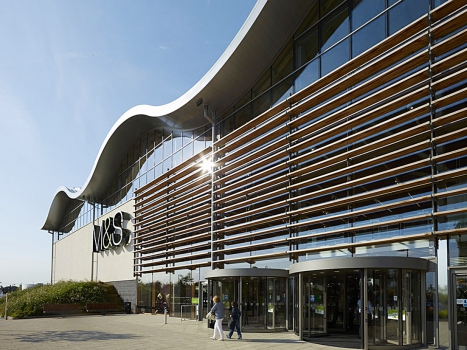 Velkokapacitní prodejna Marks a Spencer (M&S) v Cheshire Oaks je největším supermarketem v Anglii mimo centrum Londýna