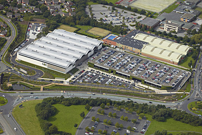 Kromě ochrany letitých dvou dubů, které byly zachovány v průběhu stavby, bylo do těsného okolí dovysázeno dalších 228 stromů