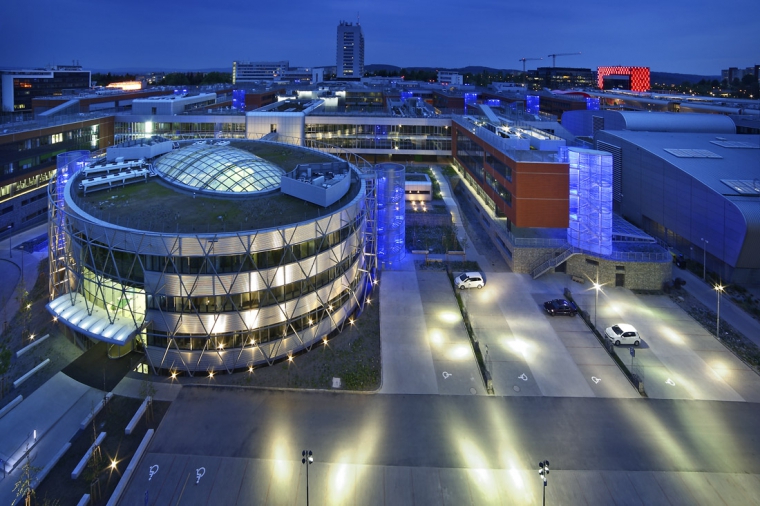 Autoři projektu volili volnější formu připojení institutu ke stávající struktuře budov – objekt je výjimečný elipsovitým půdorysem, což mělo být i zdůrazněním jeho nezávislého a samostatného postavení